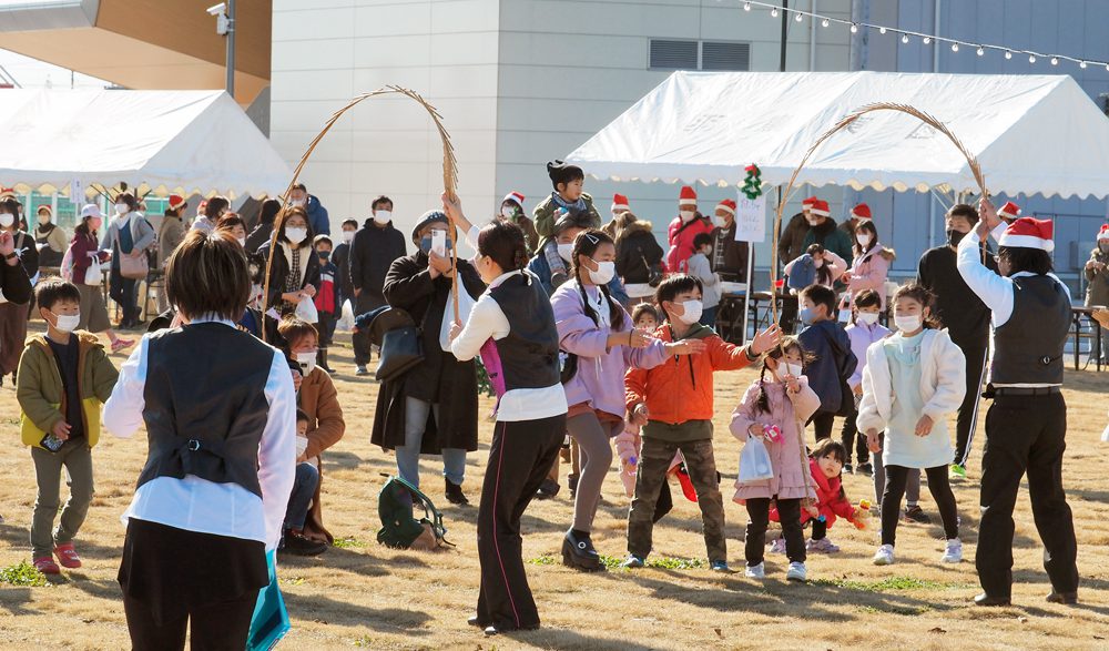 まちの灯台 羽鳥駅の写真7。 クリスマスフェス(こころふれあう羽鳥の会主催)が東口広場で開催