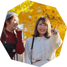 紅葉を楽しむ女性2人組